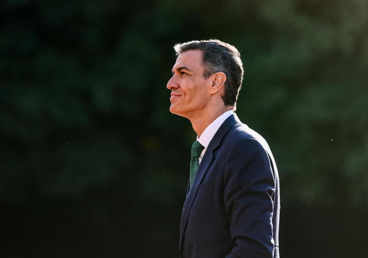 Pedro Sánchez se dirige a la cena de gala, anoche, por la Cumbre de la OTAN