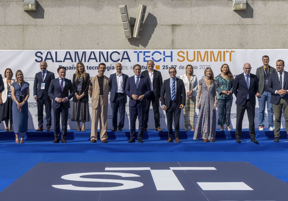 Foto de familia de algunos de los asistentes al Salamanca Tech Summit junto a las autoridades