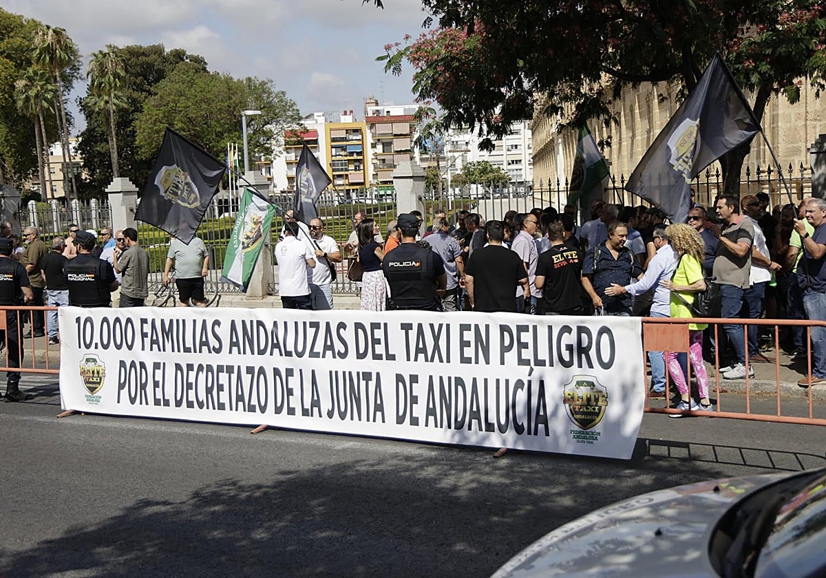 Representantes del sector del taxi se concentraron a las puertas del Parlamento de Andalucía.