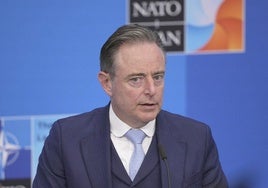 El primer ministro belga tira de ironía antes de la cumbre de la OTAN: «Si Pedro Sánchez es capaz de hacer lo que dice, entonces es un genio»