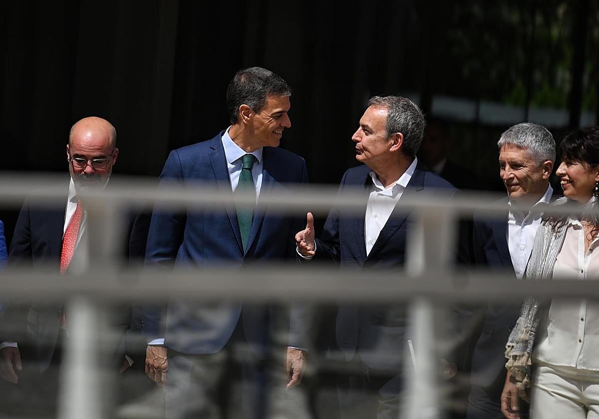 El delegado del Gobierno en la Comunidad de Madrid, Francisco Martín; el presidente del Gobierno, Pedro Sánchez; el expresidente del Gobierno José Luis Rodríguez Zapatero; el ministro de Interior, Fernando Grande-Marlaska y la ministra de Igualdad, Ana Redondo