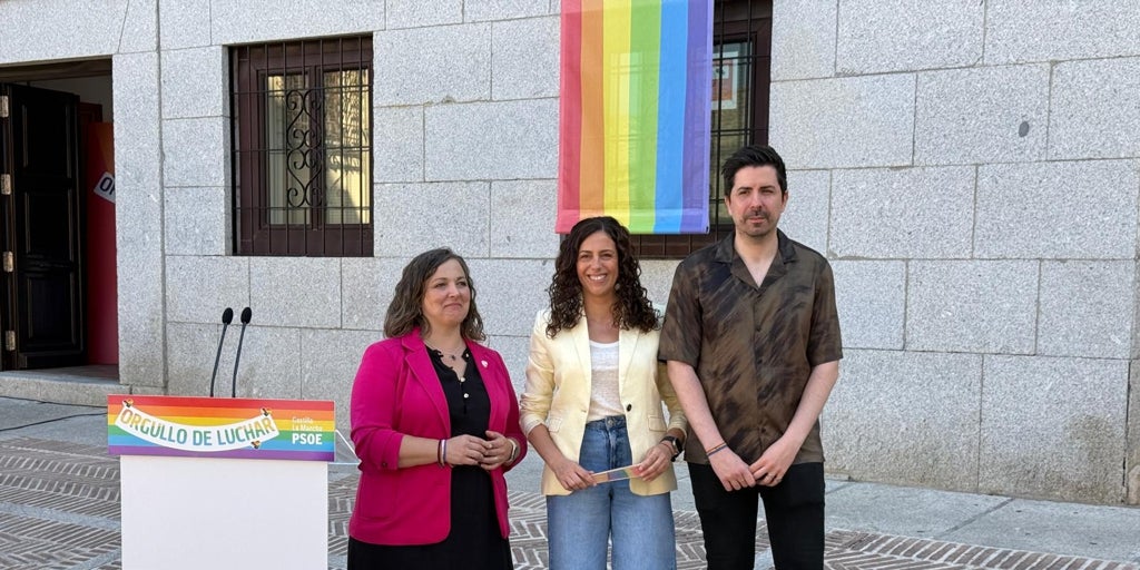 La bandera LGTBI llega a la sede del PSOE regional en Toledo frente a la «intolerancia y censura» del PP y Vox