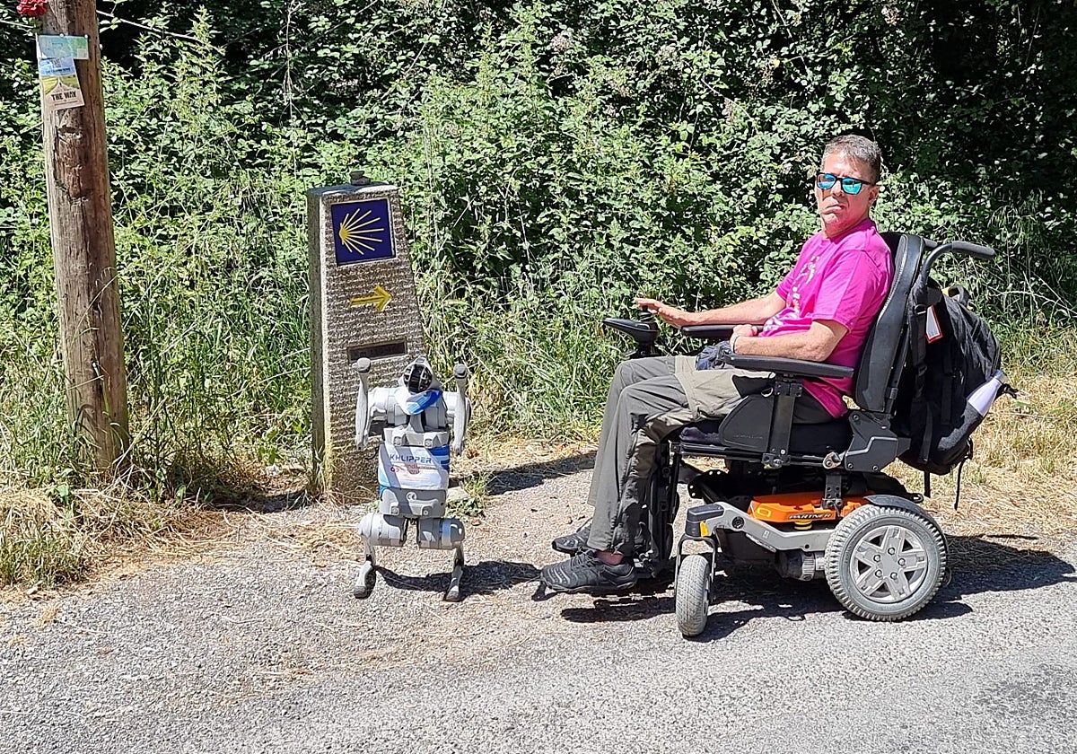 El presidente de la fundación con el perro robot Khlipper