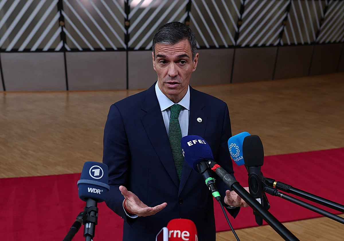 Pedro Sánchez, atendiendo a los medios este jueves en Bruselas, antes del Consejo Europeo
