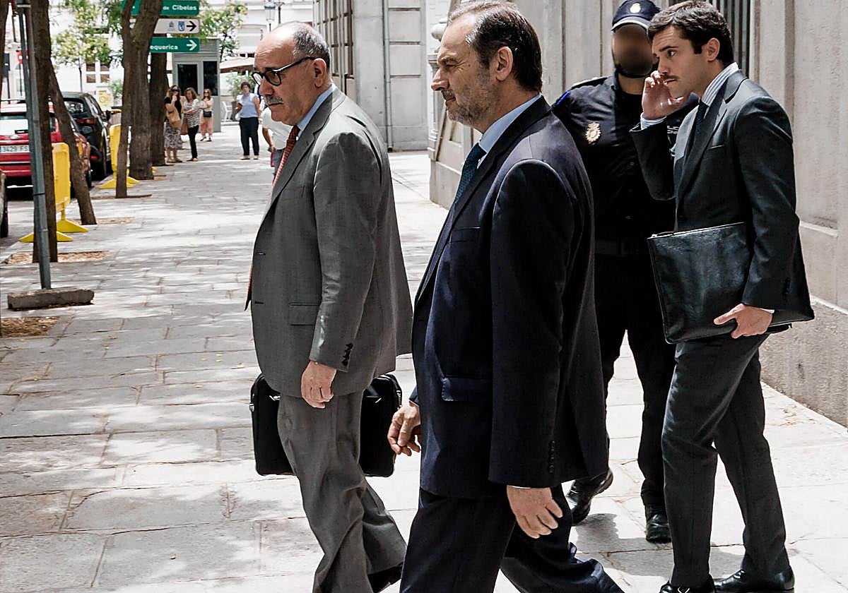 Ábalos saliendo de declarar del Supremo