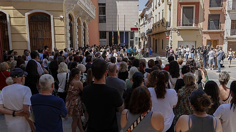 Vista general del minuto de silencio convocado por el ayuntamiento de Algemesí