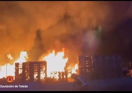 Perimetrado el incendio declarado en un almacén de palés cercano al Punto Limpio de Olías del Rey