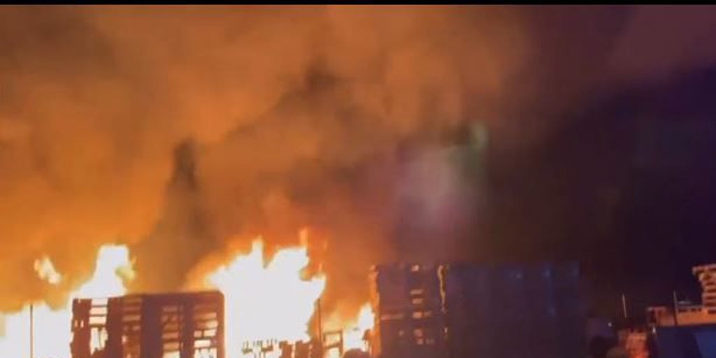 Perimetrado el incendio declarado en un almacén de palés cercano al Punto Limpio de Olías del Rey