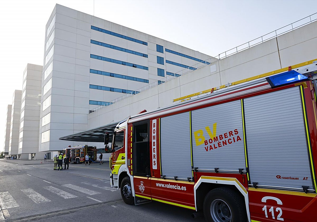 Efectivos del cuerpo de bomberos en el hospital La Fe de Valencia