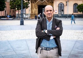 Manolo Bernal, en la plaza de San Antonio, en Cádiz