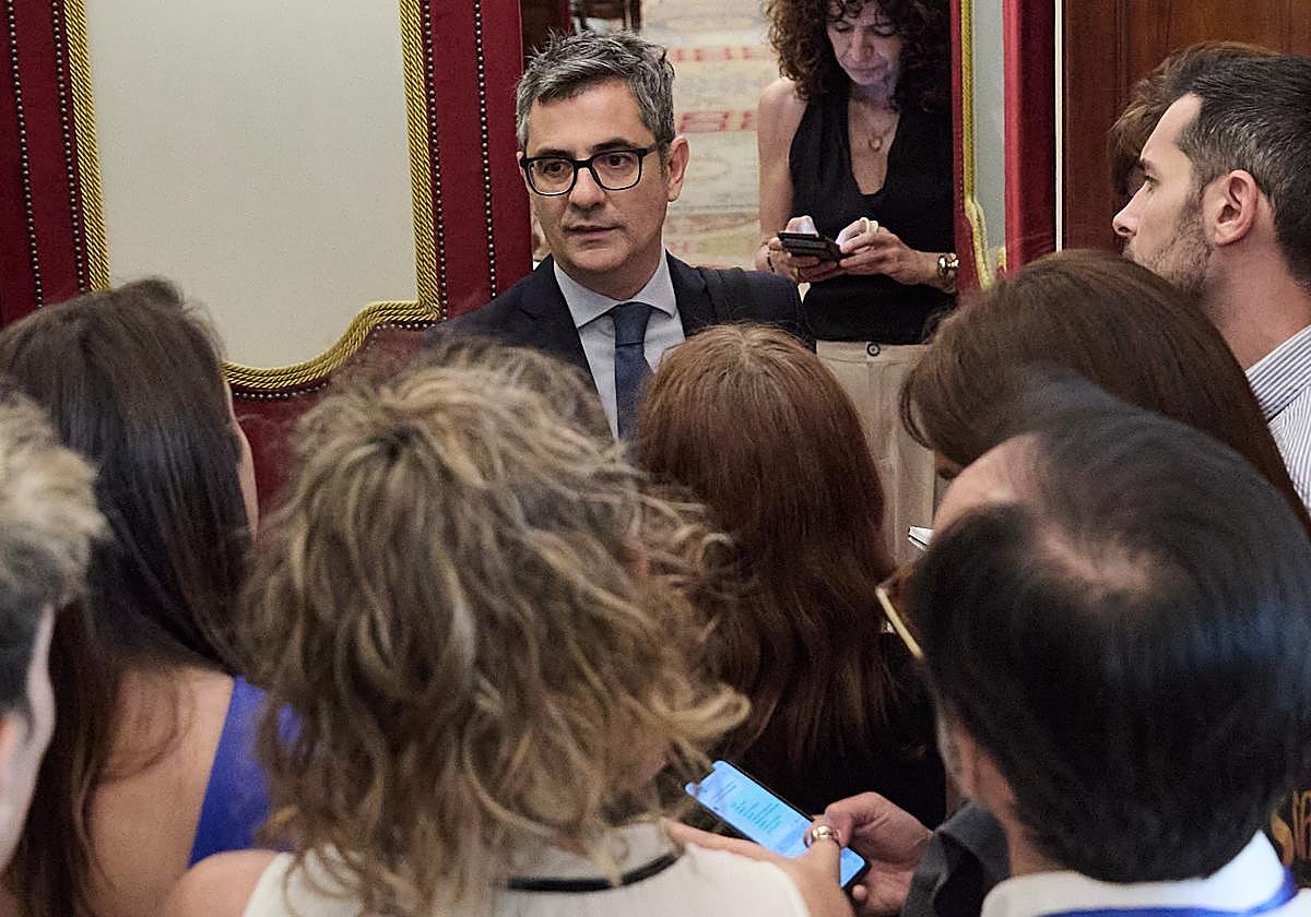 El ministro Bolaños atiende a los medios en el Congreso