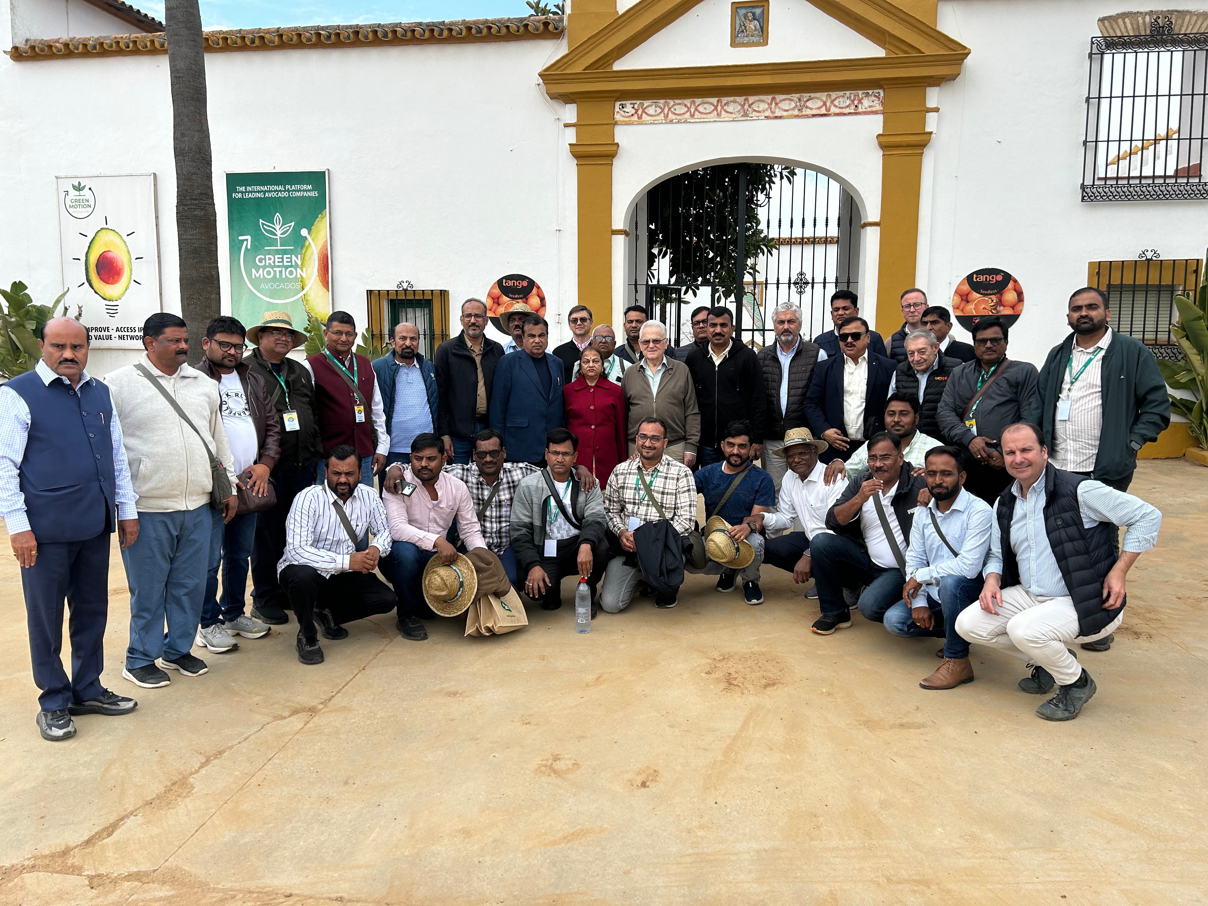 Visita del Ministro de Transportes de la India y de la delegación de Sahyadri Farms a la finca de cítricos «El Oidor, en Carmona, propiedad de Eurosemillas donde les recibió el presidente del grupo cordobés, Juan Cano .