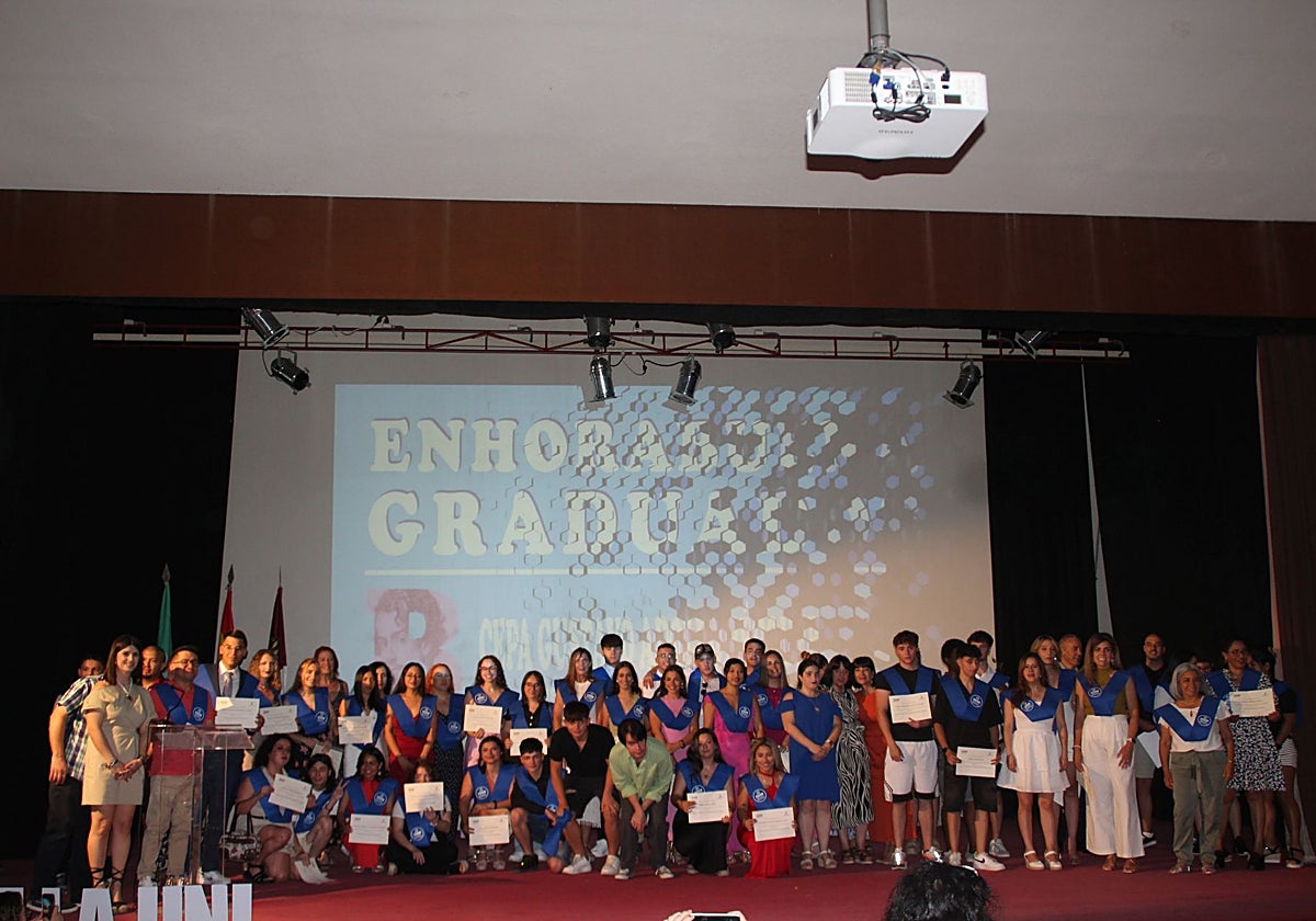 Los alumnos del centro de estudios para adultos Gustavo Adolfo Bécquer, en la graduación realizada en la Universidad Laboral de Toledo