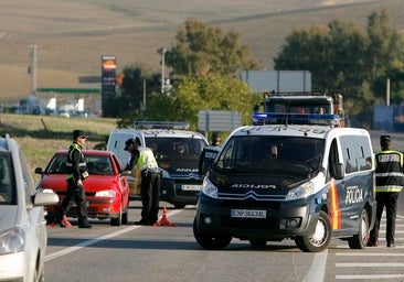 Persecución policial de película en Córdoba tras un coche que se saltó varios controles e intentó atropellar a los agentes