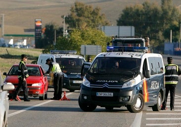 Persecución policial de película tras un coche que se saltó varios controles e intentó atropellar a los agentes