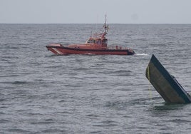 Buscan a un tripulante de un barco hundido en la desembocadura del Miño