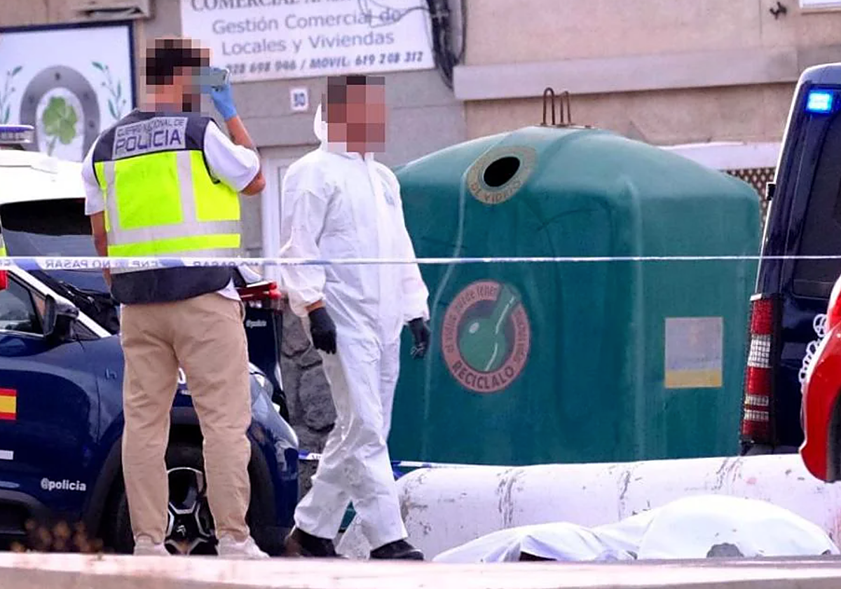 Cuerpo del fallecido en la calle tras el tiroteo