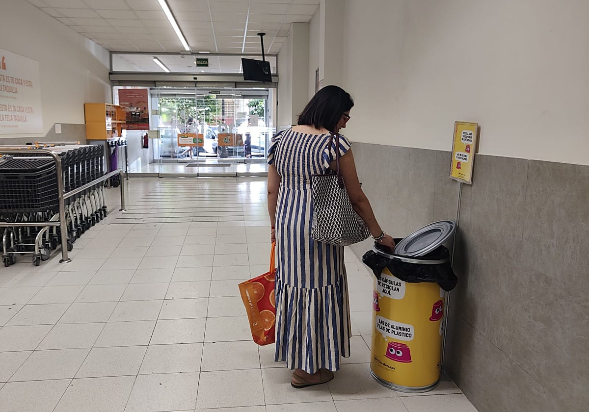 Imagen de una clienta en un supermercado de Consum