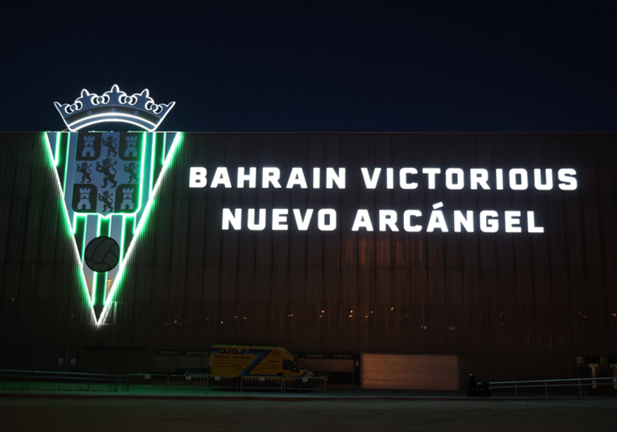 Prueba de luces del nuevo letrero que estrena El Arcángel esta temporada