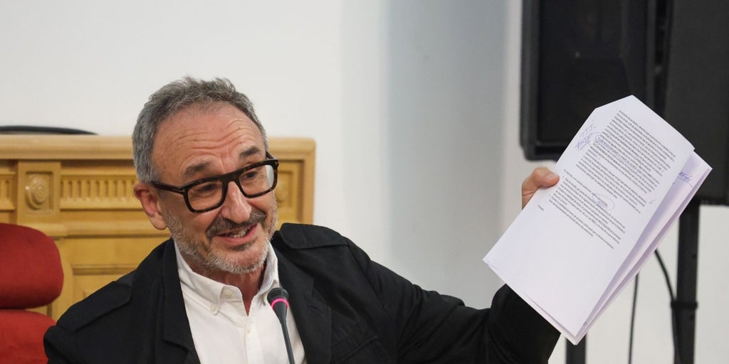 El concejal de Urbanismo se desmarca de la moción sobre los pisos turísticos de Toledo y obliga al alcalde a utilizar su voto de calidad