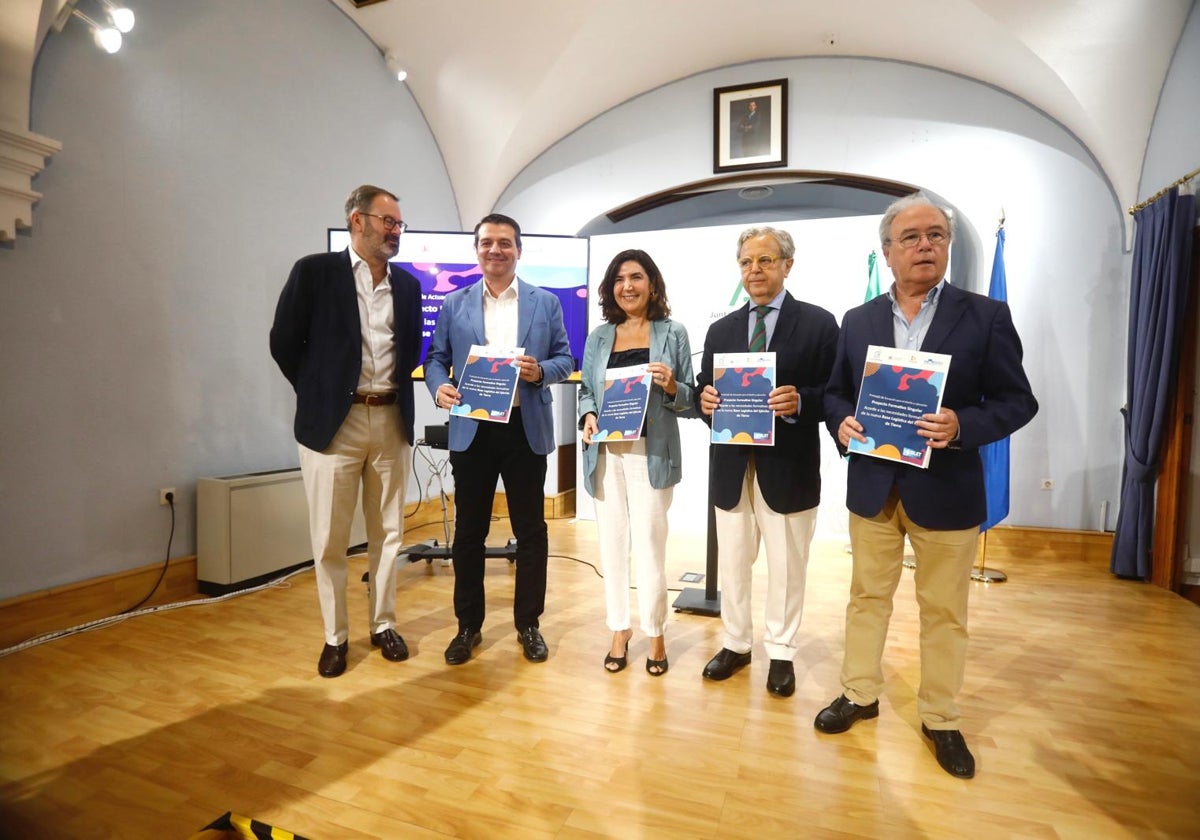 Autoridades en el acto de presentación del proyecto singular