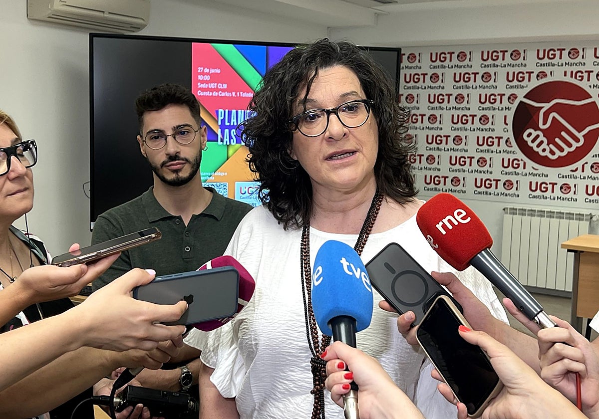 La secretaria general del sindicato, Lola Alcónez, durante su atención a los medios