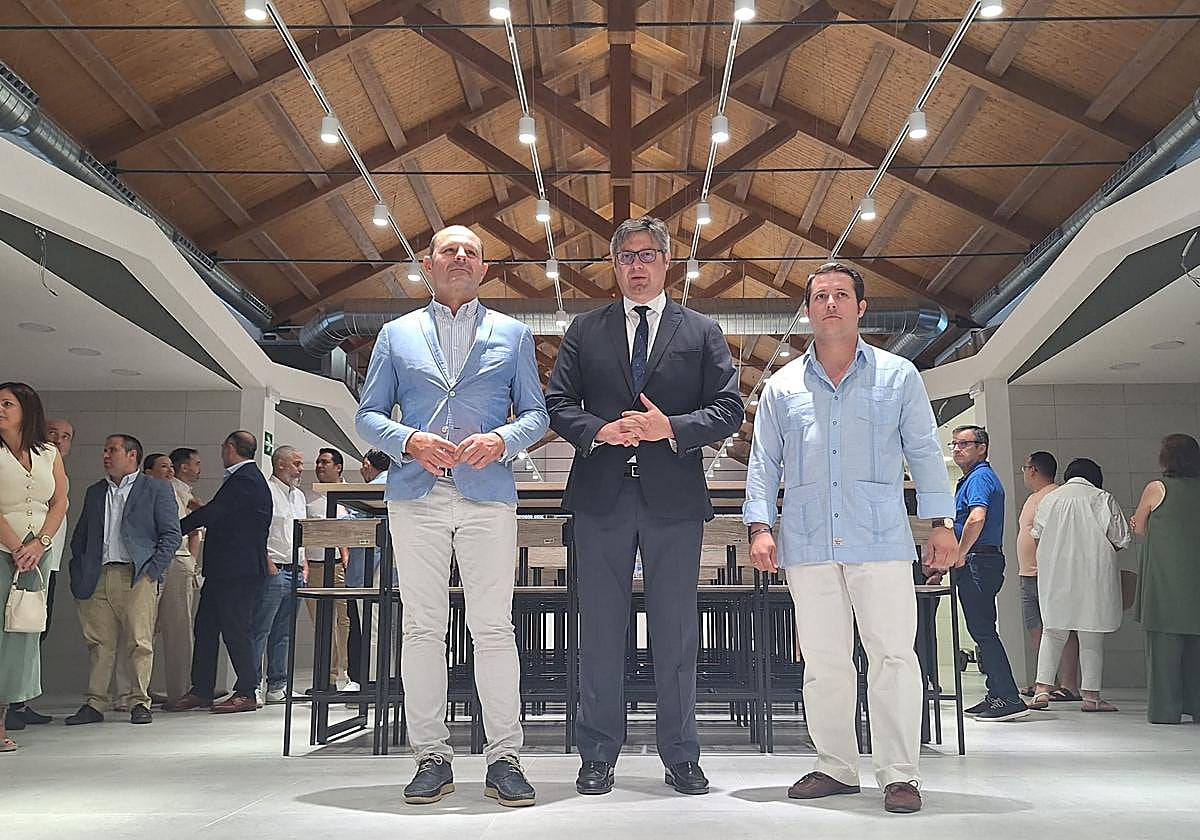 El alcalde de Puente Genil, en el centro, junto a los comerciantes en la inauguración