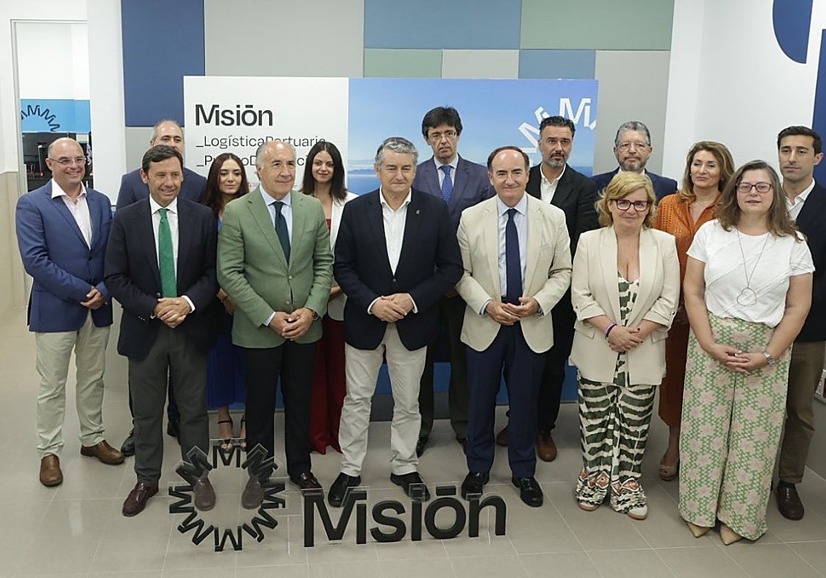 Antonio Sanz junto a responsables del proyecto