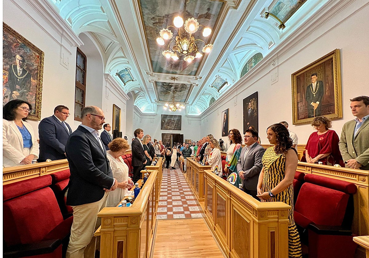El Pleno ha comenzado con un minuto de silencio por la última víctima de la violencia de género en Guadalajara