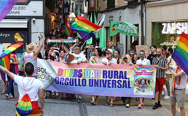 Imagen principal - Varios instantes de la marcha desde la plaza de Zocodover hasta la del Ayuntamiento. A la derecha, Sara y Domingo, de Bolo Bolo, leyeron el manifiesto, que finalizó con: «aspiramos a un Orgullo, y a una vida, crítica, comunitaria y combativa»