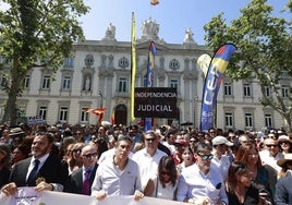 Una multitud de jueces y fiscales se concentran contra la amenaza a su independencia: «Saquen sus manos del Poder Judicial»