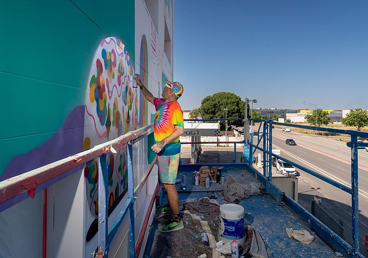 El artista Okuda San Miguel interviene en un mural de Marconi