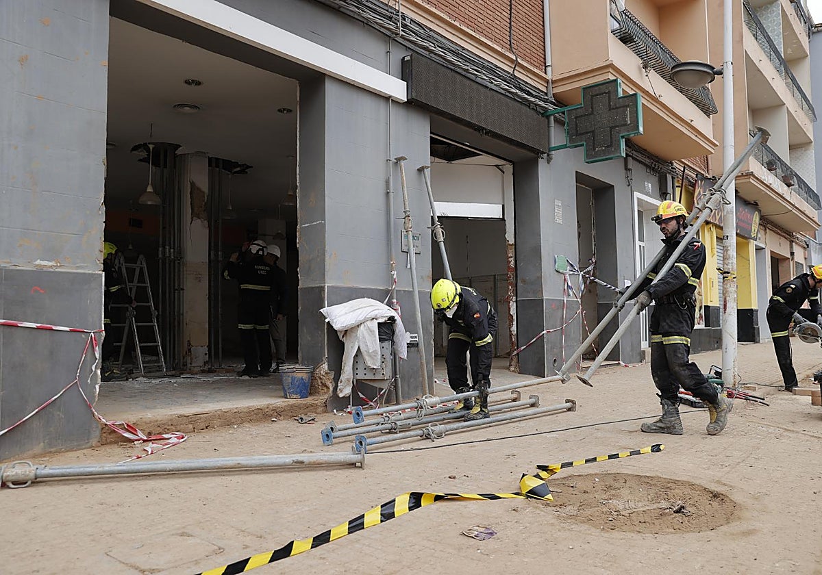 Imagen de archivo de bomberos en labores de reconstrucción en una zona afectada por la dana del 29 de octubre en Valencia