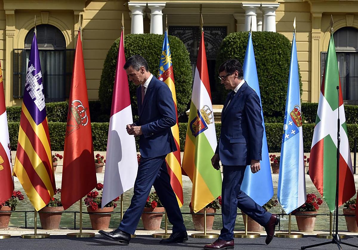 El presidente del Gobierno, Pedro Sánchez, y el presidente de la Generalitat de Cataluña, Salvador Illa