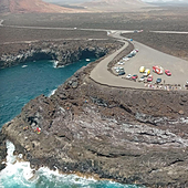 Un helicóptero rescata a un hombre que cayó varios metros en una zona de rocas en Lanzarote