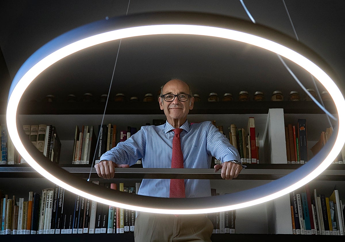 Luis García de Viguera posa para ABC en su estudio de arquitectura en Córdoba
