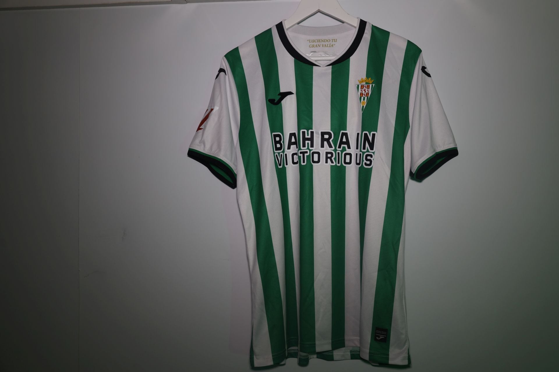 La nueva camiseta oficial del Córdoba CF para la temporada 2025-2026, en imágenes