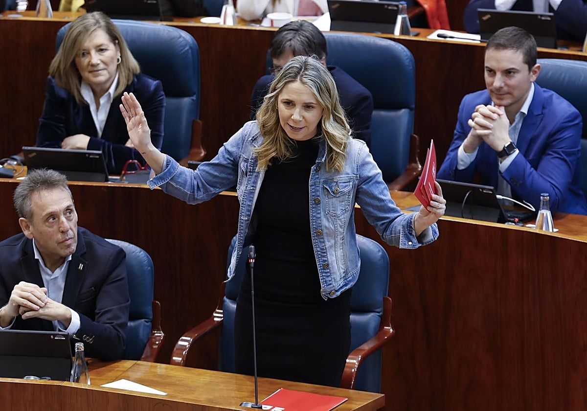 Mar Espinar, en una de sus primeras intervenciones como portavoz, con Juan Lobato desplazado a la fila de atrás