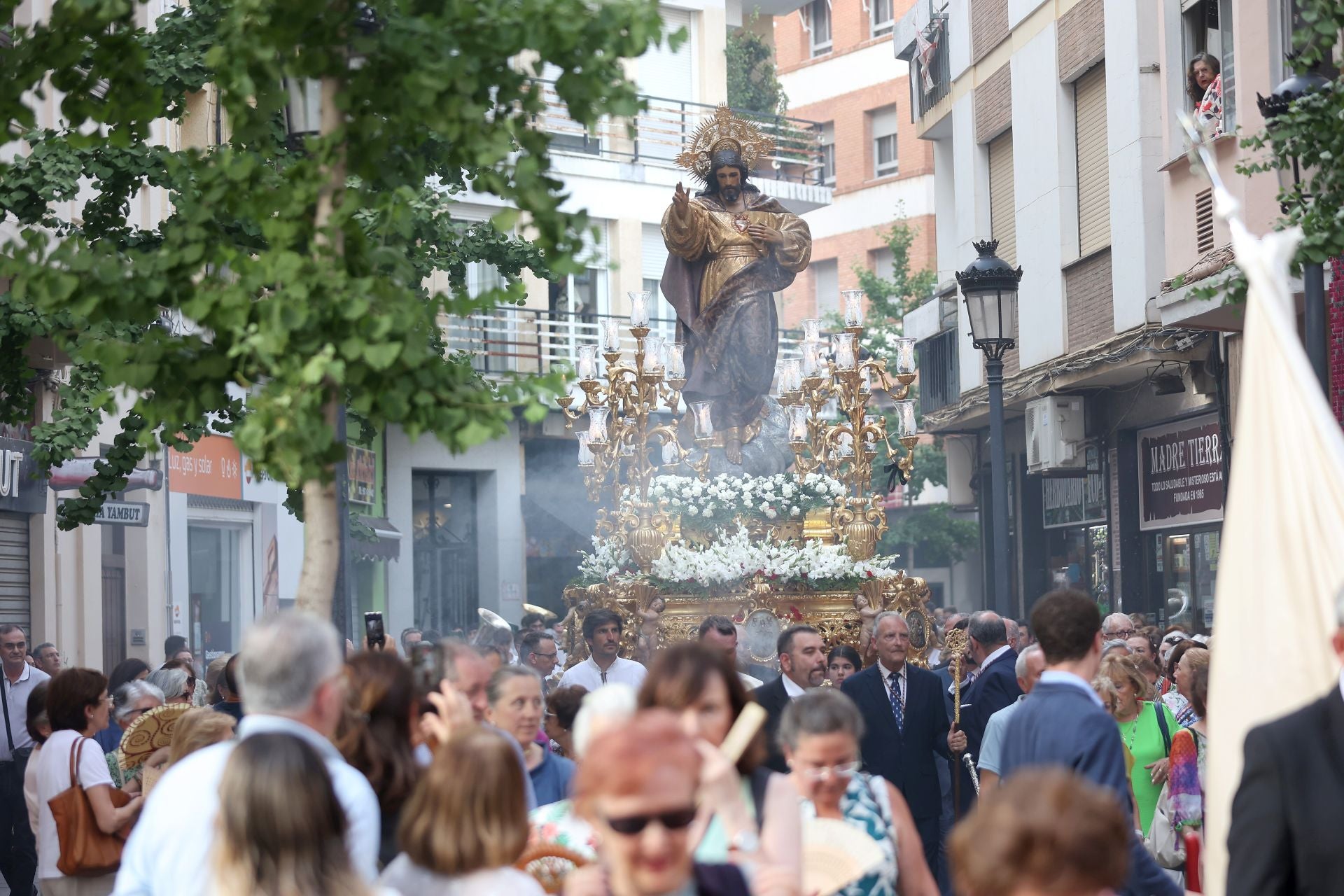 La procesión del Sagrado Corazón de Jesús por el Centro de Córdoba, en imágenes