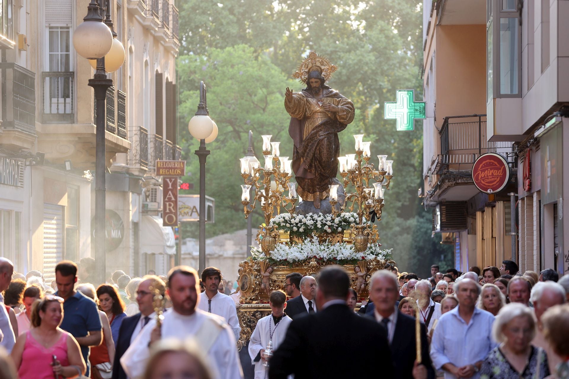 La procesión del Sagrado Corazón de Jesús por el Centro de Córdoba, en imágenes