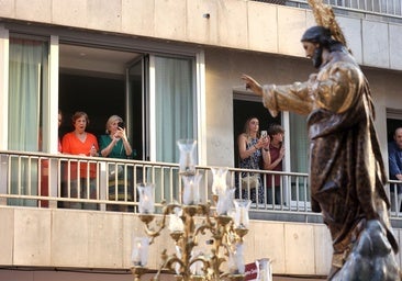 La procesión del Sagrado Corazón de Jesús por el Centro, en imágenes