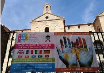 Estudiantes de la Escuela Oficial de Idiomas se manifiestan este lunes contra los recortes