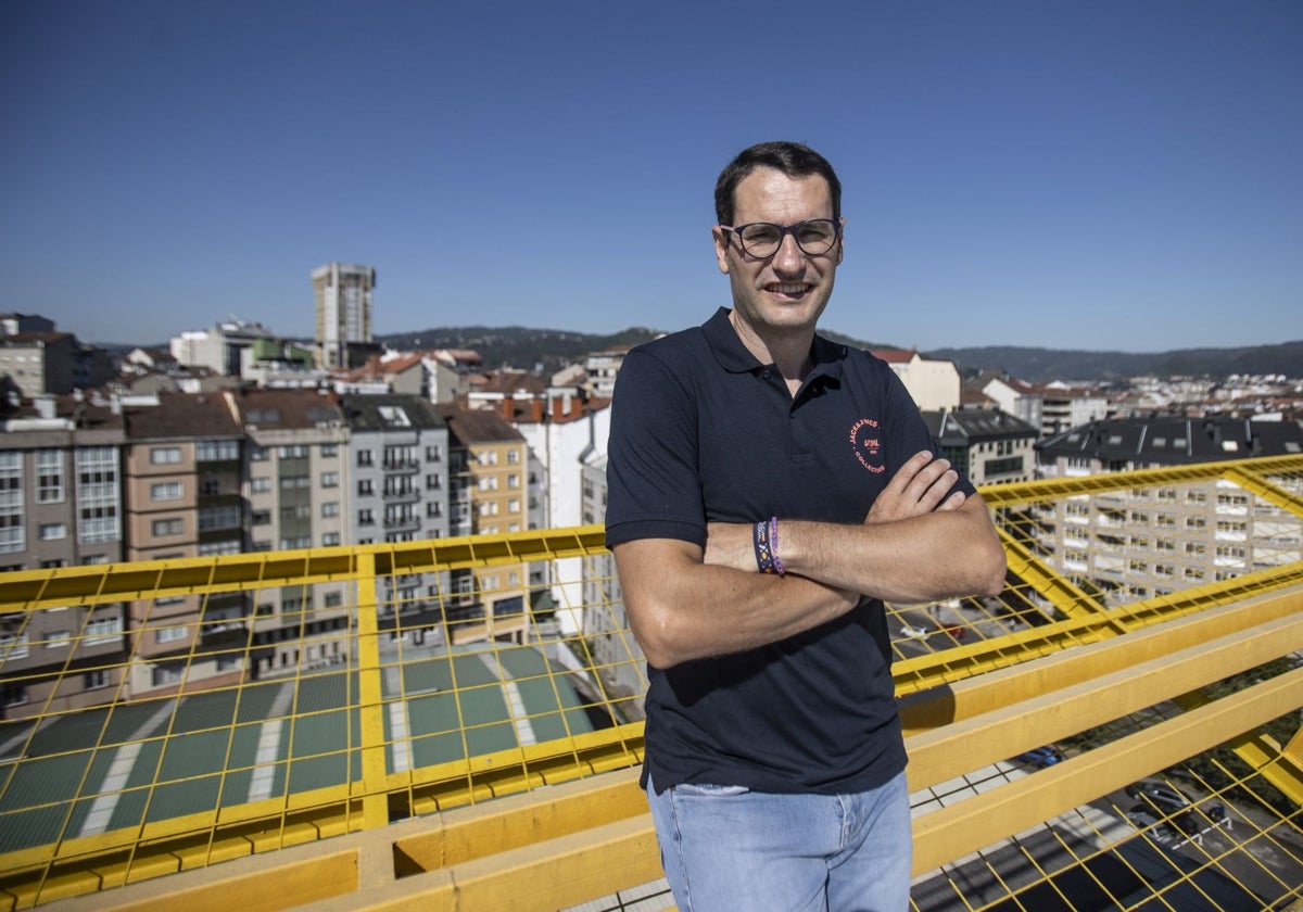 Roberto González, en la comisaría de As Lagoas a la que se reincorporará en breve
