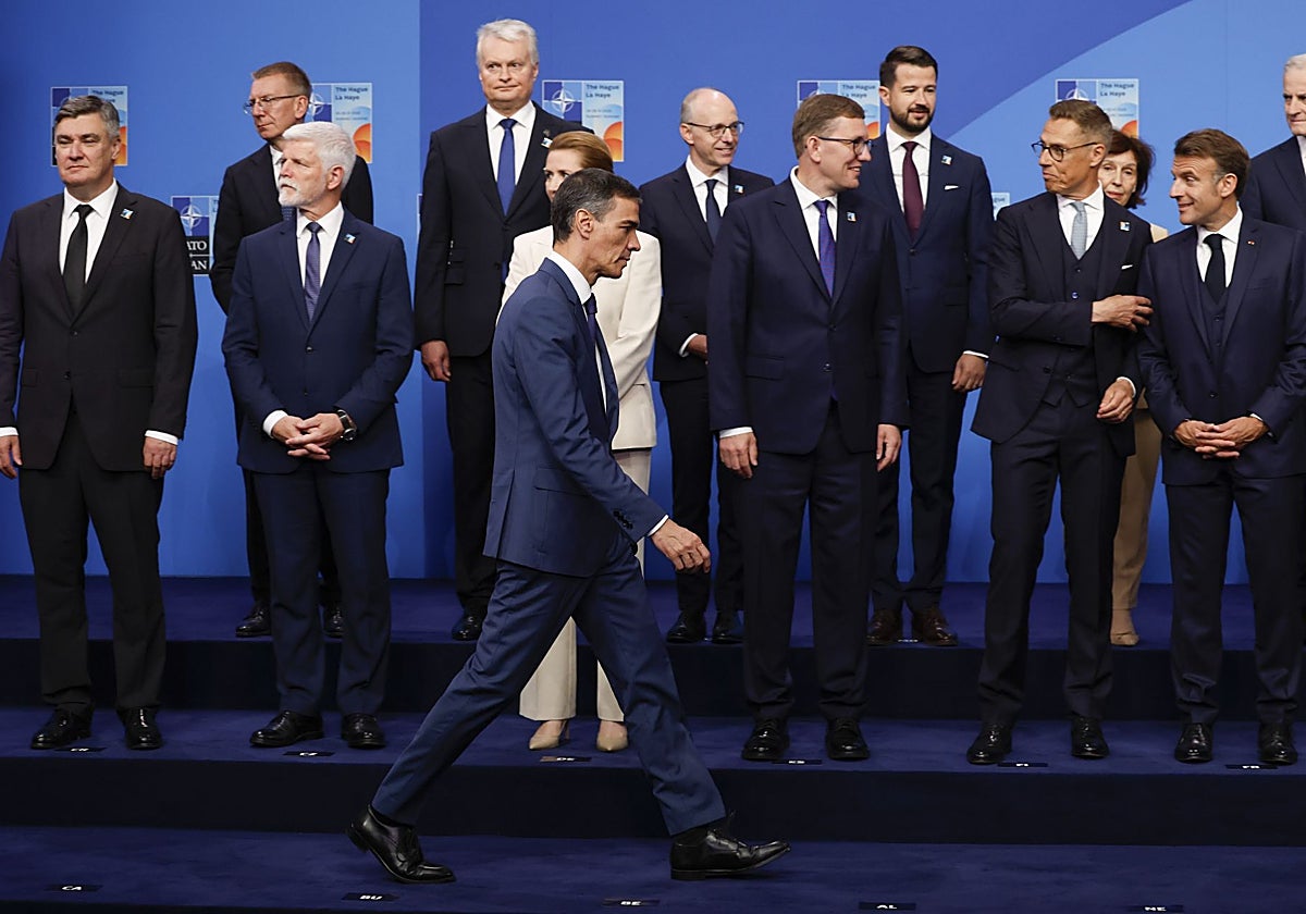 Sánchez se coloca para la foto de familia de la OTAN ante la indiferencia de sus colegas