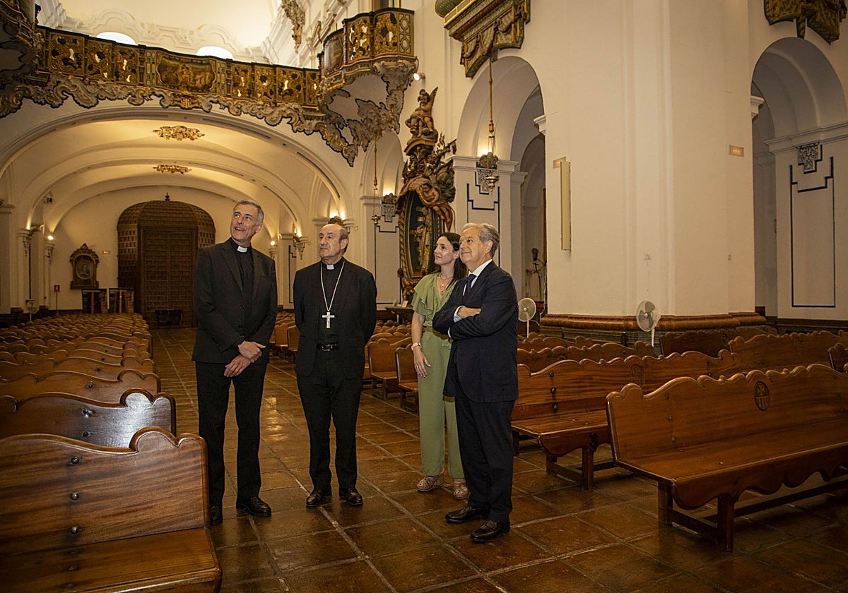 En el centro de la imagen el obispo de Córdoba Jesús Fernández