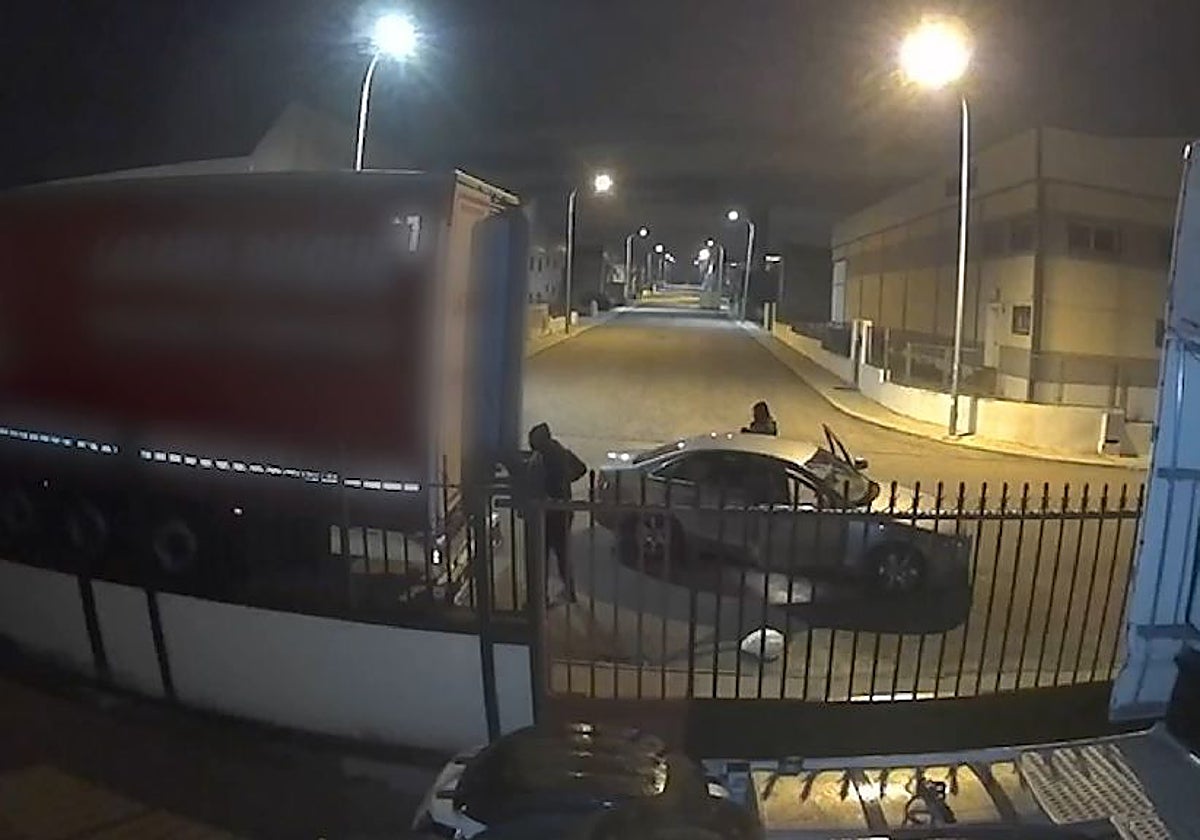 Las cámaras de seguridad captan uno de los robos de mercancía de un camión en un polígono