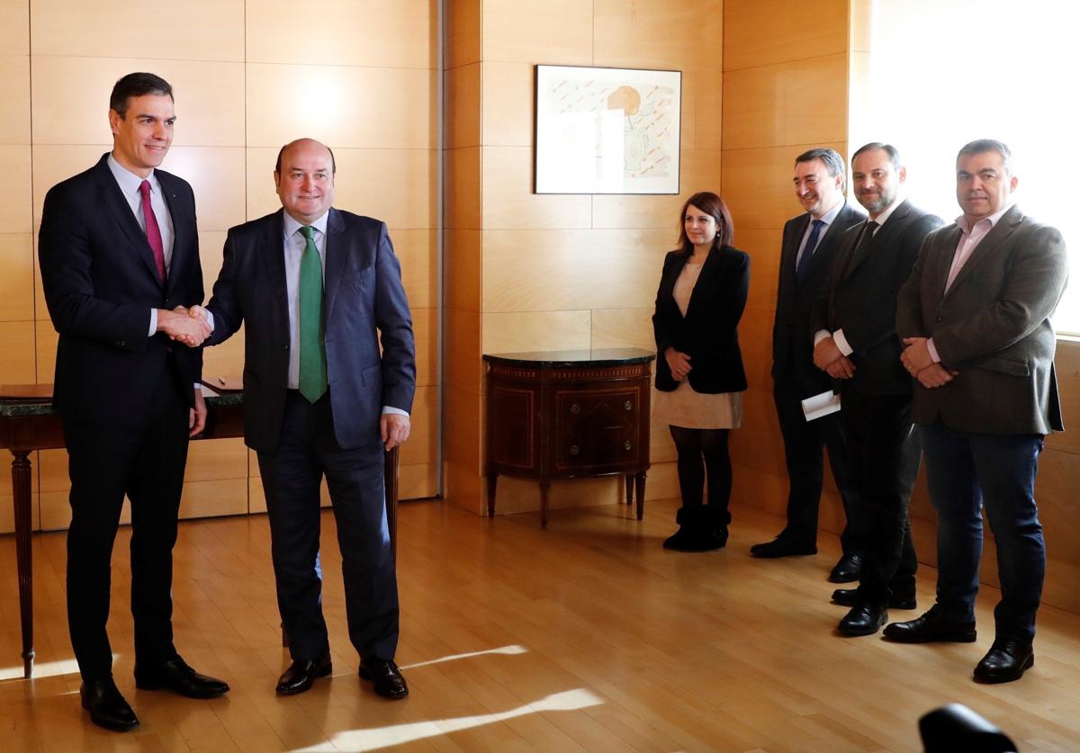 Sánchez y Ortuzar, en presencia de Ábalos y Cerdán, durante la firma del acuerdo