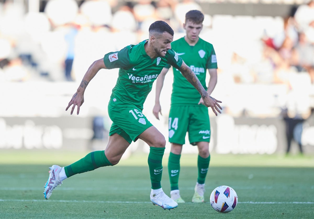 Álex Martín conduciendo el balón en un partido del Elche CF durante la temporada pasada