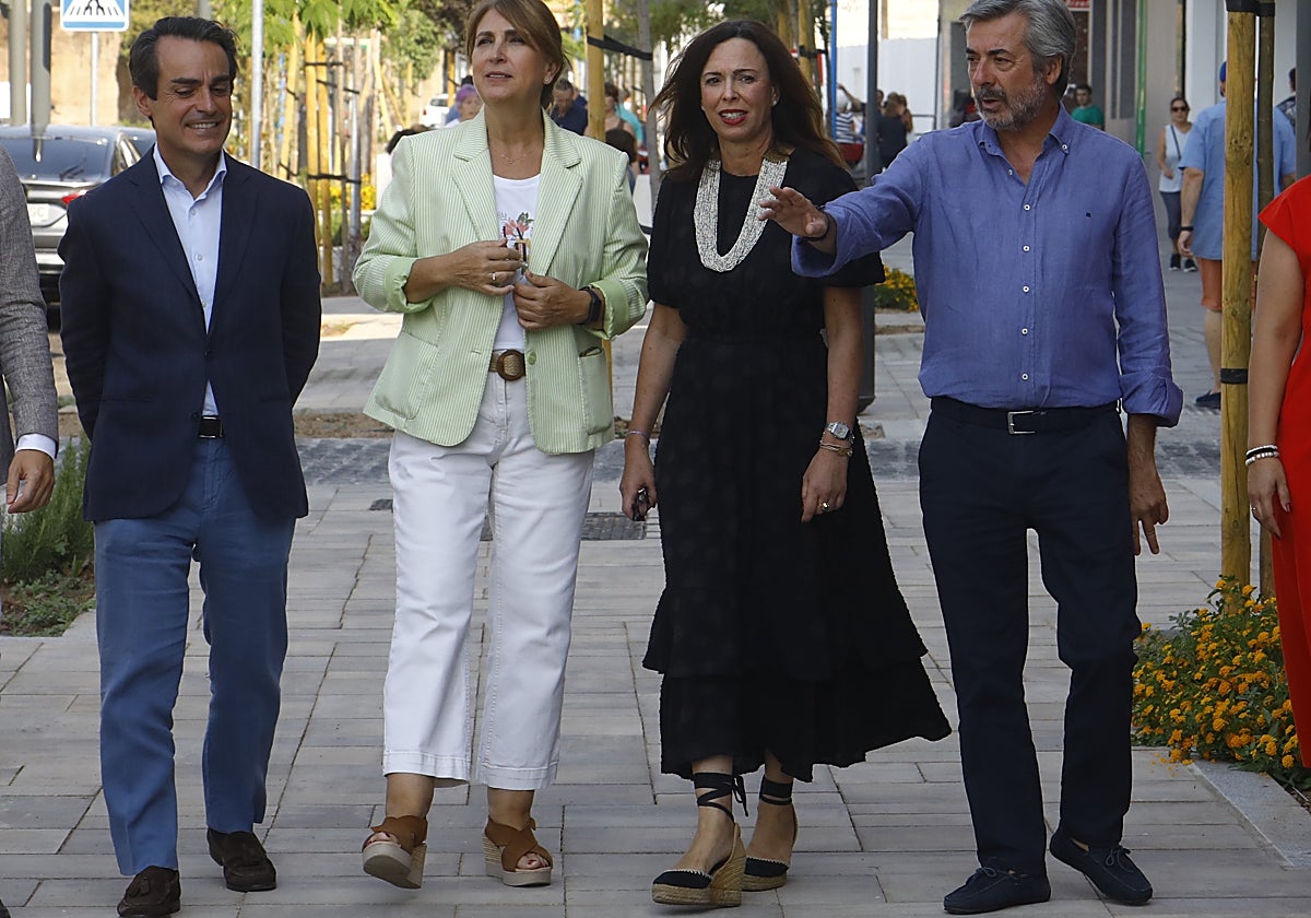 La subdelegada del Gobierno y la consejera de Fomento, en el centro, en el Marrubial