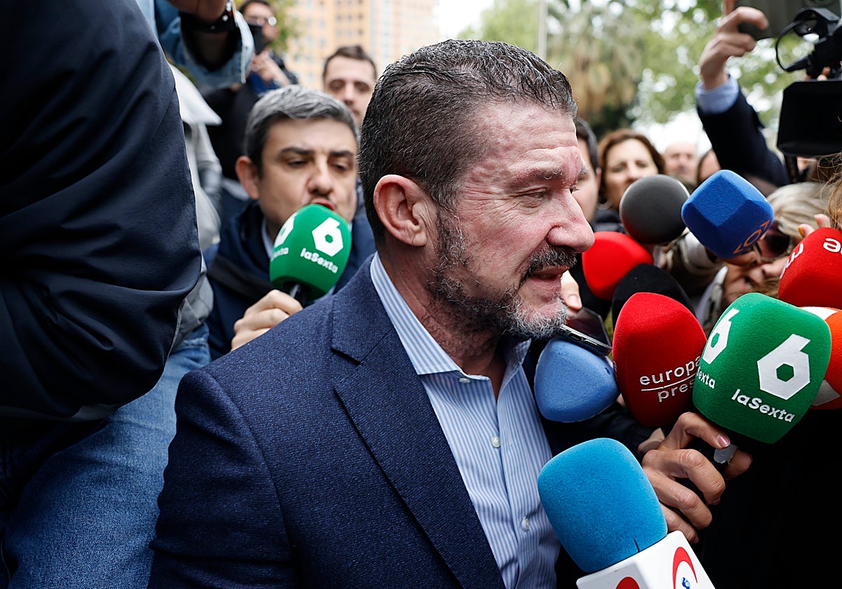 Imagen de archivo del exsecretario autonómico de Emergencias Emilio Argüeso, en la entrada de la Ciudad de la Justicia de Valencia